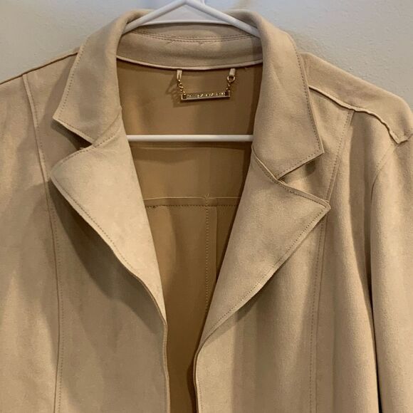 Tahari Cream Trench Faux Suede Coat with Classic Lapels and Mid-Length Design - Picture 6 of 12